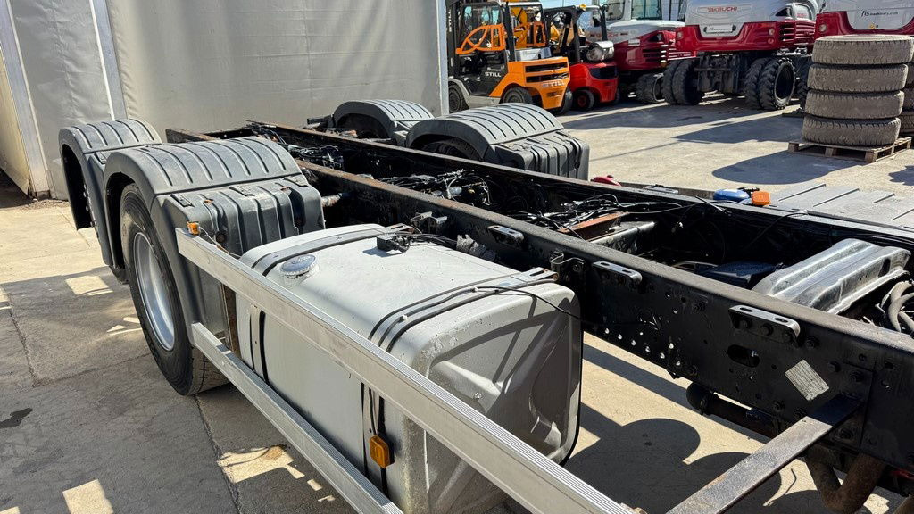 MAN TGA 26.460 6X2 chassis - lifitng axle - Camião chassi: foto 4 MAN TGA 26.460 6X2 chassis - lifitng axle - Camião chassi: foto 4