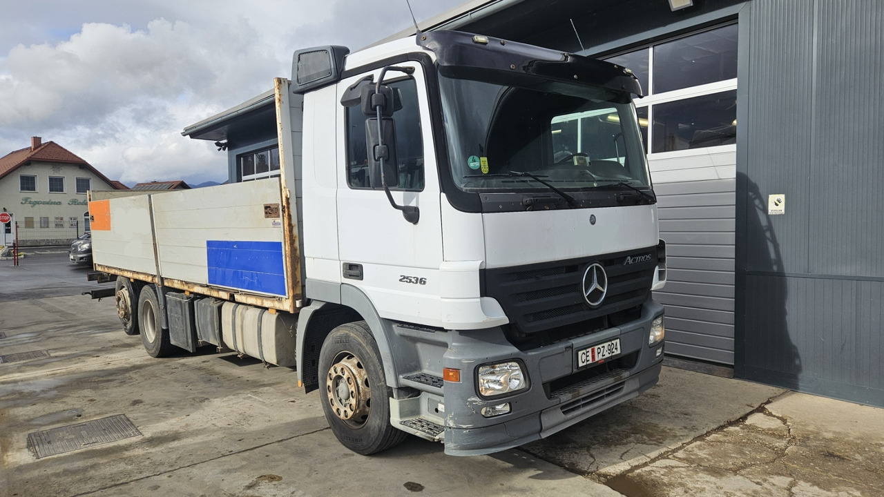 Mercedes-Benz Actros 2536 L 6x2 stake body - lifting axle - Camião de caixa aberta/ Plataforma: foto 1 Mercedes-Benz Actros 2536 L 6x2 stake body - lifting axle - Camião de caixa aberta/ Plataforma: foto 1