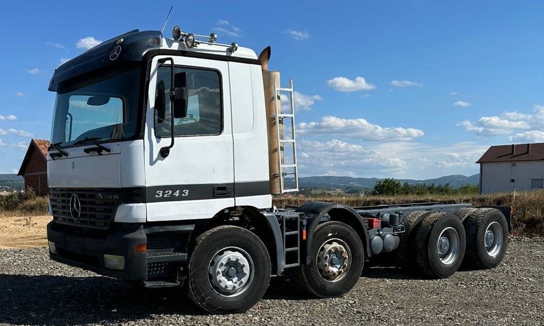 Mercedes-Benz Actros 3243 8x4 chassis - Camião chassi: foto 1 Mercedes-Benz Actros 3243 8x4 chassis - Camião chassi: foto 1
