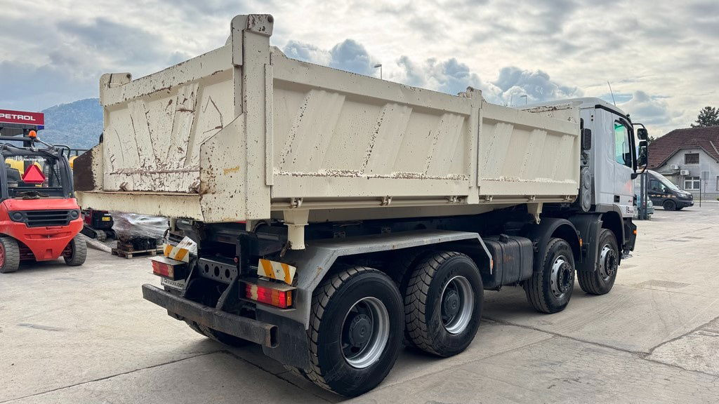Mercedes-Benz Actros 4144 K 8x4 3 sided tipper - 1st owner - Camião basculante: foto 4 Mercedes-Benz Actros 4144 K 8x4 3 sided tipper - 1st owner - Camião basculante: foto 4
