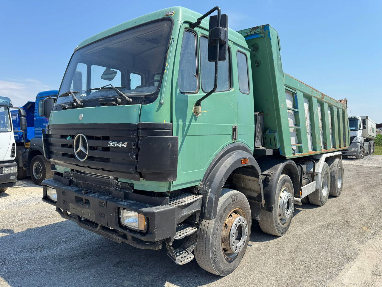 Mercedes-Benz SK 3235 8X4 tipper - V8 - Camião basculante: foto 1 Mercedes-Benz SK 3235 8X4 tipper - V8 - Camião basculante: foto 1