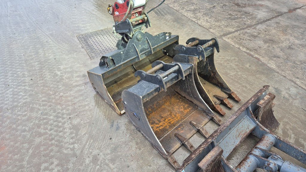 Takeuchi TB225 - 2021 Year - 1365 Hours - 3X Buckets - Mini escavadeira: foto 4 Takeuchi TB225 - 2021 Year - 1365 Hours - 3X Buckets - Mini escavadeira: foto 4