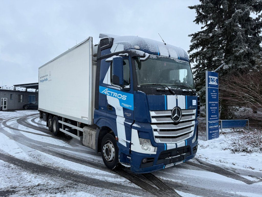 Mercedes-Benz 2542 Actros 6x2 EURO 6 - Camião frigorífico: foto 2 Mercedes-Benz 2542 Actros 6x2 EURO 6 - Camião frigorífico: foto 2