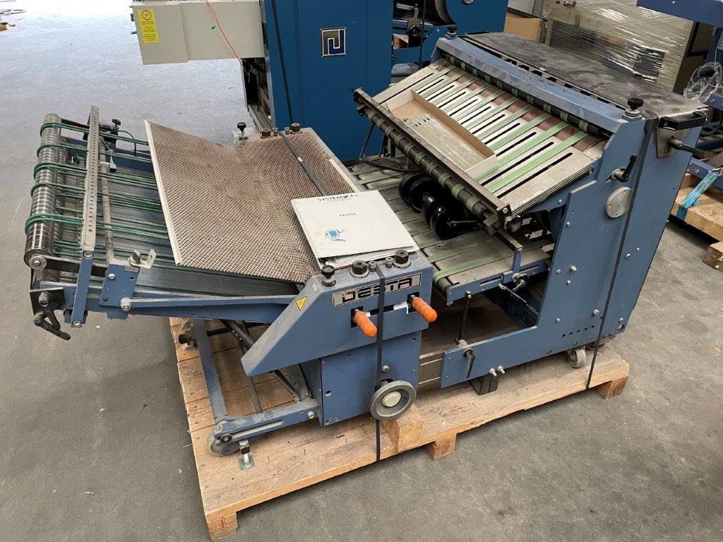 DESTA BAS-FSA 700 - combinable pressing unit with vertical stack delivery from 2006 - Máquina de dobrar papel: foto 4 DESTA BAS-FSA 700 - combinable pressing unit with vertical stack delivery from 2006 - Máquina de dobrar papel: foto 4
