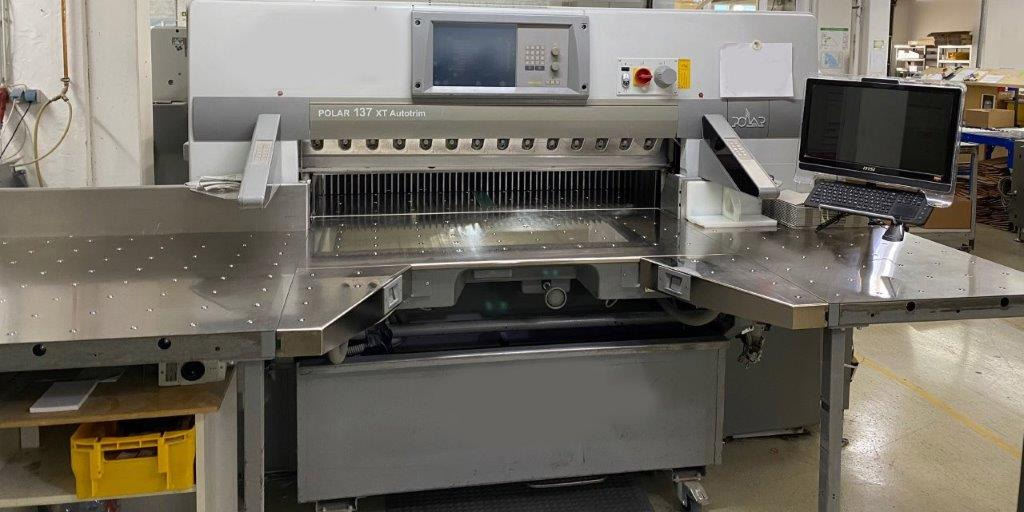 Large sized cutting system Polar 137 XT-AT with stacking lifter, automatic vibrator, scale and optional unloader - Máquina de corte de papel: foto 2 Large sized cutting system Polar 137 XT-AT with stacking lifter, automatic vibrator, scale and optional unloader - Máquina de corte de papel: foto 2