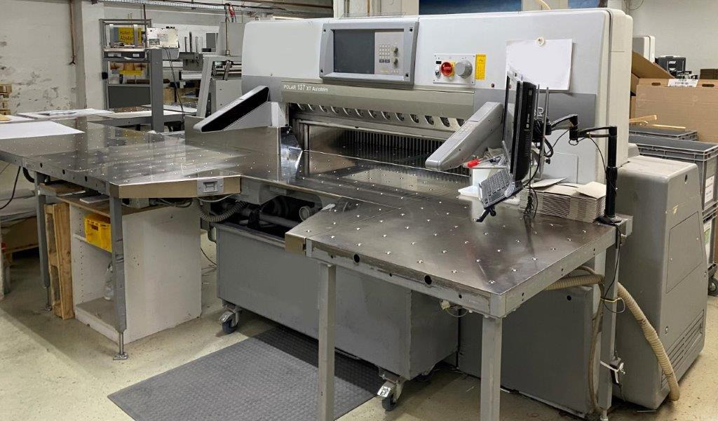 Large sized cutting system Polar 137 XT-AT with stacking lifter, automatic vibrator, scale and optional unloader - Máquina de corte de papel: foto 1 Large sized cutting system Polar 137 XT-AT with stacking lifter, automatic vibrator, scale and optional unloader - Máquina de corte de papel: foto 1
