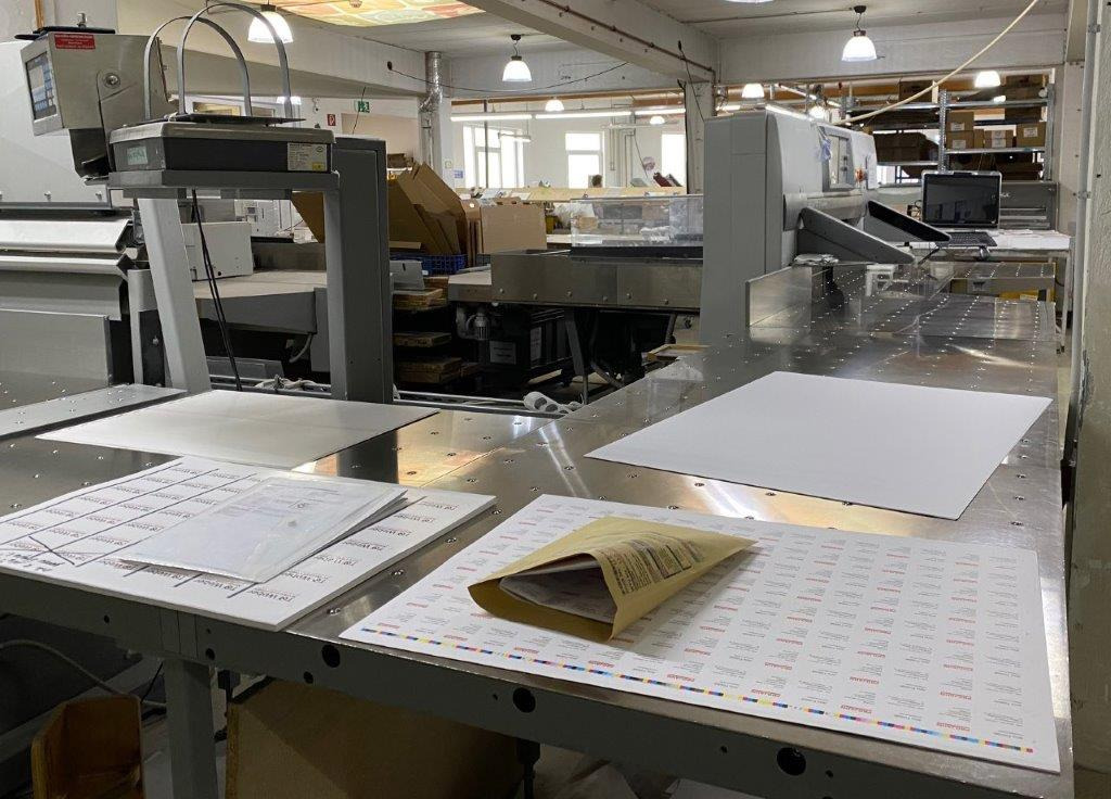 Large sized cutting system Polar 137 XT-AT with stacking lifter, automatic vibrator, scale and optional unloader - Máquina de corte de papel: foto 3 Large sized cutting system Polar 137 XT-AT with stacking lifter, automatic vibrator, scale and optional unloader - Máquina de corte de papel: foto 3