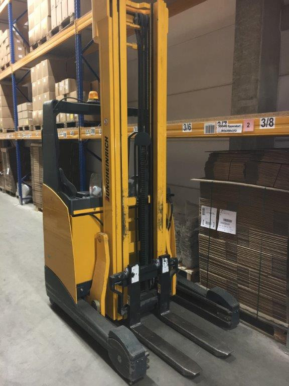 Reach truck Jungheinrich ETV 114 - Empilhador retráctil: foto 1 Reach truck Jungheinrich ETV 114 - Empilhador retráctil: foto 1