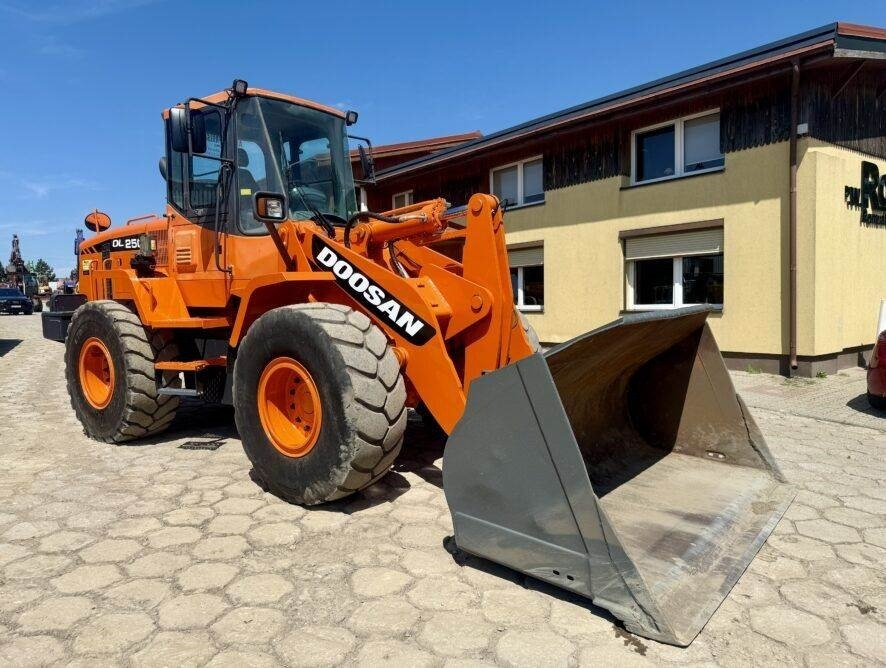 Doosan DL250 - Pá carregadora de rodas: foto 2 Doosan DL250 - Pá carregadora de rodas: foto 2