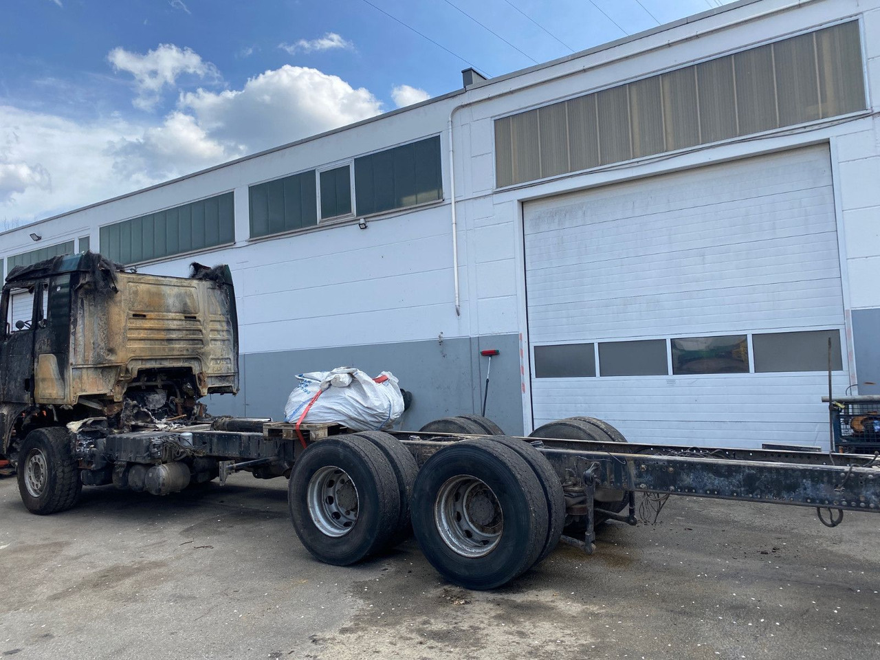 MAN TGX 26.580 Verbrannt 6x4 - Camião chassi: foto 3 MAN TGX 26.580 Verbrannt 6x4 - Camião chassi: foto 3