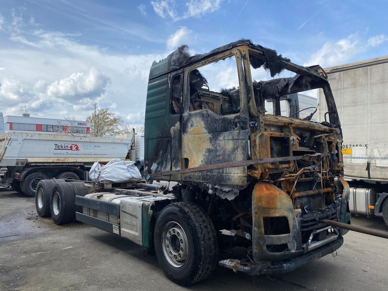 MAN TGX 26.580 Verbrannt 6x4 - Camião chassi: foto 1 MAN TGX 26.580 Verbrannt 6x4 - Camião chassi: foto 1