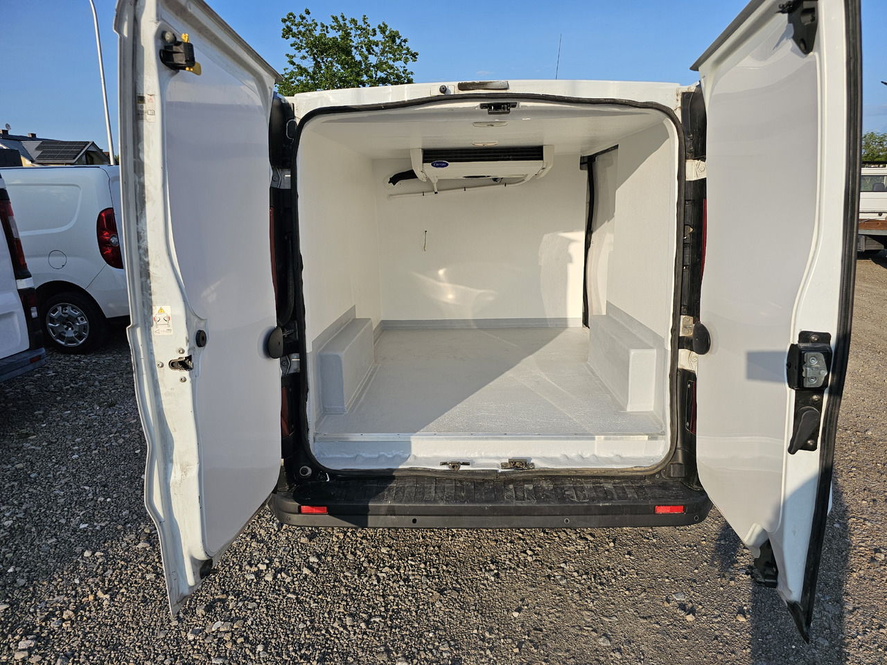 Opel VIVARO CHLODNIA CARRIER+230V CHLODZI GRZEJE KLIMA NAVI EURO6 - Carrinha frigorífica: foto 2 Opel VIVARO CHLODNIA CARRIER+230V CHLODZI GRZEJE KLIMA NAVI EURO6 - Carrinha frigorífica: foto 2