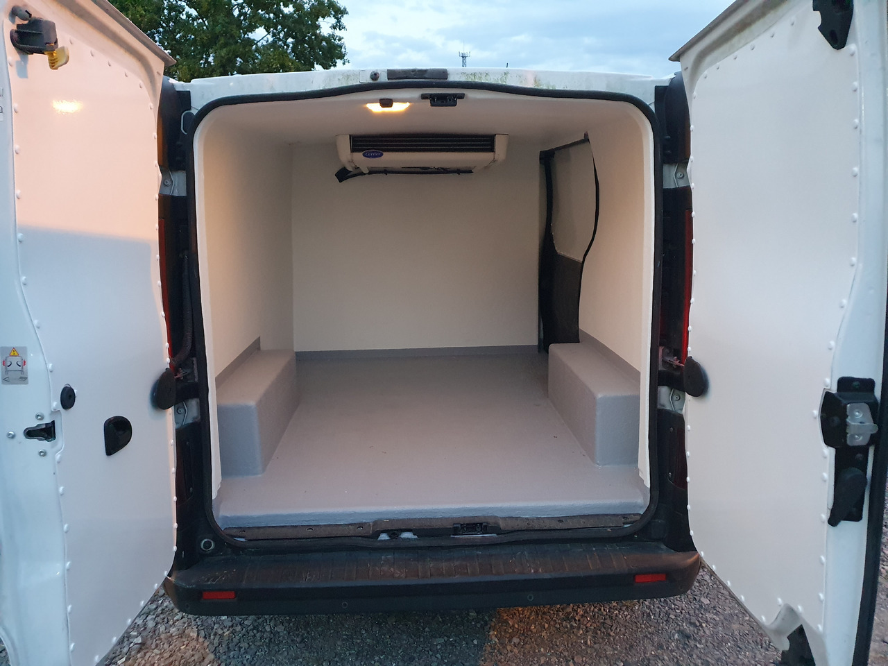 Opel VIVARO CHLODNIA CARRIER+230V KLIMA NAVI EURO6 - Carrinha frigorífica: foto 2 Opel VIVARO CHLODNIA CARRIER+230V KLIMA NAVI EURO6 - Carrinha frigorífica: foto 2