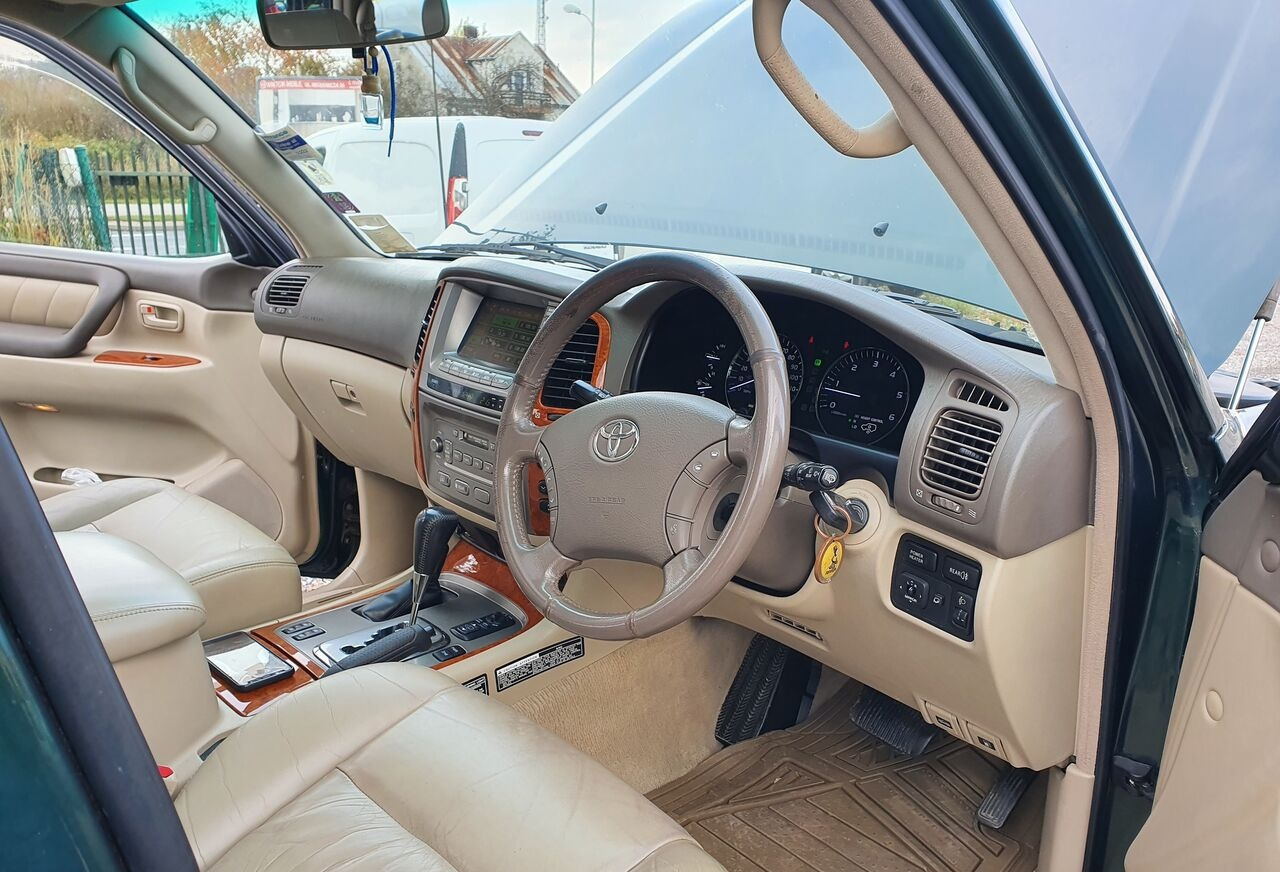 Toyota LAND CRUISER 100 4,2 TD KLIMA 7 OSOB - Automóvel: foto 2 Toyota LAND CRUISER 100 4,2 TD KLIMA 7 OSOB - Automóvel: foto 2