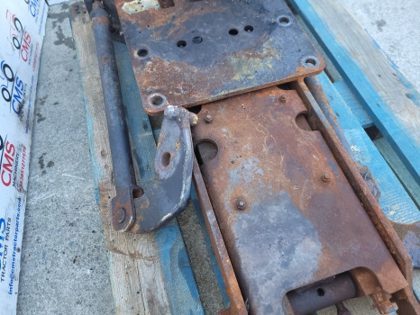 Case Mxm120, Mxm140 New Holland Tm120, Tm140, Tm150 Pick Up Hitch Assy 82036538 - Estrutura/ Châssis: foto 4 Case Mxm120, Mxm140 New Holland Tm120, Tm140, Tm150 Pick Up Hitch Assy 82036538 - Estrutura/ Châssis: foto 4