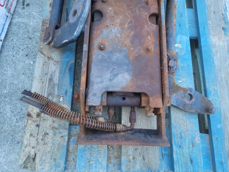Case Mxm120, Mxm140 New Holland Tm120, Tm140, Tm150 Pick Up Hitch Assy 82036538 - Estrutura/ Châssis: foto 5 Case Mxm120, Mxm140 New Holland Tm120, Tm140, Tm150 Pick Up Hitch Assy 82036538 - Estrutura/ Châssis: foto 5