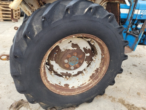 Ford 2600, 3600, 4600, 4000 Rear Wheel Rim And Tyre 16.9 R30 - Roda completa: foto 1 Ford 2600, 3600, 4600, 4000 Rear Wheel Rim And Tyre 16.9 R30 - Roda completa: foto 1