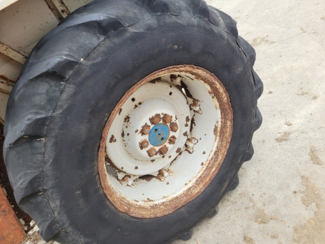 Ford 2600, 3600, 4600, 4000 Rear Wheel Rim And Tyre 16.9 R30 - Roda completa: foto 4 Ford 2600, 3600, 4600, 4000 Rear Wheel Rim And Tyre 16.9 R30 - Roda completa: foto 4