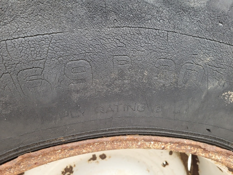 Ford 2600, 3600, 4600, 4000 Rear Wheel Rim And Tyre 16.9 R30 - Roda completa: foto 2 Ford 2600, 3600, 4600, 4000 Rear Wheel Rim And Tyre 16.9 R30 - Roda completa: foto 2