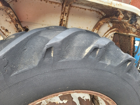 Ford 2600, 3600, 4600, 4000 Rear Wheel Rim And Tyre 16.9 R30 - Roda completa: foto 3 Ford 2600, 3600, 4600, 4000 Rear Wheel Rim And Tyre 16.9 R30 - Roda completa: foto 3