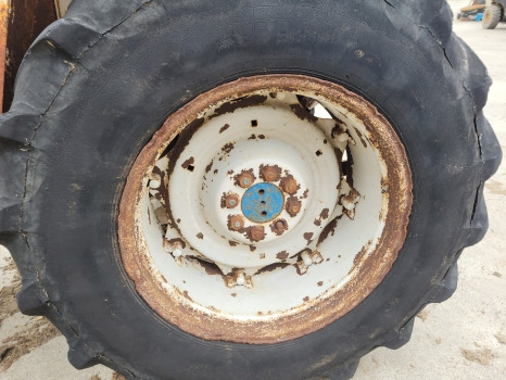 Ford 2600, 3600, 4600, 4000 Rear Wheel Rim And Tyre 16.9 R30 - Roda completa: foto 3 Ford 2600, 3600, 4600, 4000 Rear Wheel Rim And Tyre 16.9 R30 - Roda completa: foto 3