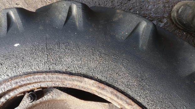 Ford 4000 Rear Wheel And Tyre 12.4/11-28. Please Check The Description - Roda completa por Trator: foto 3 Ford 4000 Rear Wheel And Tyre 12.4/11-28. Please Check The Description - Roda completa por Trator: foto 3