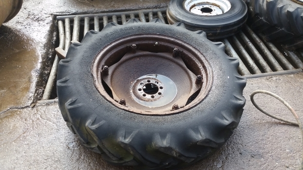 Ford 4000 Rear Wheel And Tyre 12.4/11-28. Please Check The Description - Roda completa por Trator: foto 1 Ford 4000 Rear Wheel And Tyre 12.4/11-28. Please Check The Description - Roda completa por Trator: foto 1