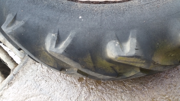 Ford 4000 Rear Wheel And Tyre 12.4/11-28. Please Check The Description - Roda completa por Trator: foto 5 Ford 4000 Rear Wheel And Tyre 12.4/11-28. Please Check The Description - Roda completa por Trator: foto 5