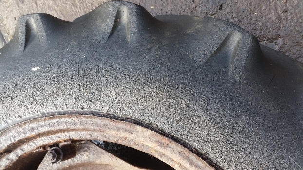 Ford 4000 Rear Wheel And Tyre 12.4/11-28. Please Check The Description - Roda completa por Trator: foto 2 Ford 4000 Rear Wheel And Tyre 12.4/11-28. Please Check The Description - Roda completa por Trator: foto 2