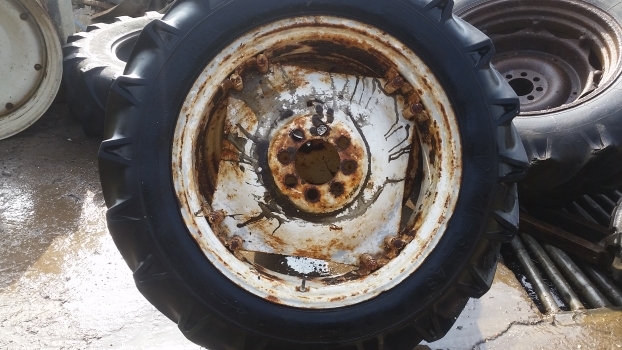 Ford 4000 Rear Wheel And Tyre 12.4/11-32. Please Check By Description - Roda completa por Trator: foto 1 Ford 4000 Rear Wheel And Tyre 12.4/11-32. Please Check By Description - Roda completa por Trator: foto 1