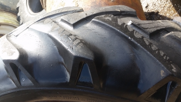 Ford 4000 Rear Wheel And Tyre 12.4/11-32. Please Check By Description - Roda completa por Trator: foto 3 Ford 4000 Rear Wheel And Tyre 12.4/11-32. Please Check By Description - Roda completa por Trator: foto 3