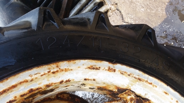 Ford 4000 Rear Wheel And Tyre 12.4/11-32. Please Check By Description - Roda completa por Trator: foto 2 Ford 4000 Rear Wheel And Tyre 12.4/11-32. Please Check By Description - Roda completa por Trator: foto 2