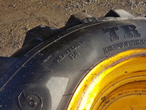Ford 4550 Rear Wheel Rim And Tyre 18.4-26, 1 Inch Grip, 6 Inches Centre Hole - Roda completa por Trator: foto 3 Ford 4550 Rear Wheel Rim And Tyre 18.4-26, 1 Inch Grip, 6 Inches Centre Hole - Roda completa por Trator: foto 3