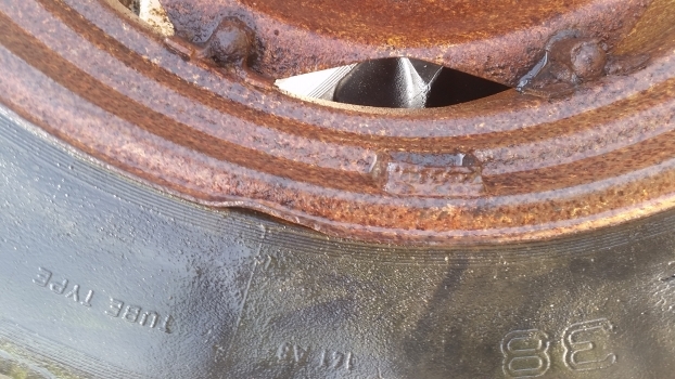 Ford Rear Wheel And Tyre 16.9-38. Please Check By The Photos. - Roda completa por Trator: foto 2 Ford Rear Wheel And Tyre 16.9-38. Please Check By The Photos. - Roda completa por Trator: foto 2