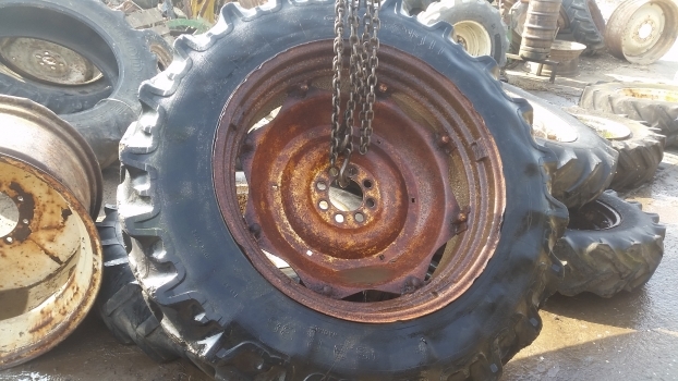 Ford Rear Wheel And Tyre 16.9-38. Please Check By The Photos. - Roda completa por Trator: foto 1 Ford Rear Wheel And Tyre 16.9-38. Please Check By The Photos. - Roda completa por Trator: foto 1