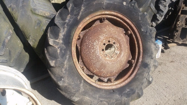 Massey Ferguson 135 Rear Wheel And Tyre 12.4/11-28. 1please Check By The Photos - Roda completa por Trator: foto 1 Massey Ferguson 135 Rear Wheel And Tyre 12.4/11-28. 1please Check By The Photos - Roda completa por Trator: foto 1