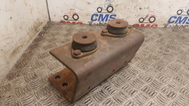 Massey Ferguson 690, 698, 699 Cab Suspension Bracket Mounting Lhs 1680876m91 - Suspensão da cabina por Trator: foto 3 Massey Ferguson 690, 698, 699 Cab Suspension Bracket Mounting Lhs 1680876m91 - Suspensão da cabina por Trator: foto 3