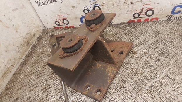Massey Ferguson 690, 698, 699 Cab Suspension Bracket Mounting Rhs 1679774m93 - Suspensão da cabina por Trator: foto 3 Massey Ferguson 690, 698, 699 Cab Suspension Bracket Mounting Rhs 1679774m93 - Suspensão da cabina por Trator: foto 3