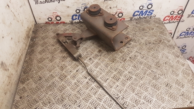 Massey Ferguson 690, 698, 699 Cab Suspension Bracket Mounting Rhs 1679774m93 - Suspensão da cabina por Trator: foto 1 Massey Ferguson 690, 698, 699 Cab Suspension Bracket Mounting Rhs 1679774m93 - Suspensão da cabina por Trator: foto 1