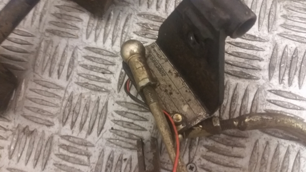 New Holland Backhoe Control Levers (85803802, 85803784) And Assy (85804899) - Cabine e interior por Retroescavadeira: foto 4 New Holland Backhoe Control Levers (85803802, 85803784) And Assy (85804899) - Cabine e interior por Retroescavadeira: foto 4