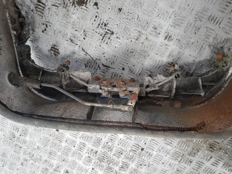 New Holland Lm435a, Lm415a, Lm445a, Lm425a Grill, Grille, Bonnet Lock 85825742 - Grade radiador por Empilhador telescópico: foto 2 New Holland Lm435a, Lm415a, Lm445a, Lm425a Grill, Grille, Bonnet Lock 85825742 - Grade radiador por Empilhador telescópico: foto 2