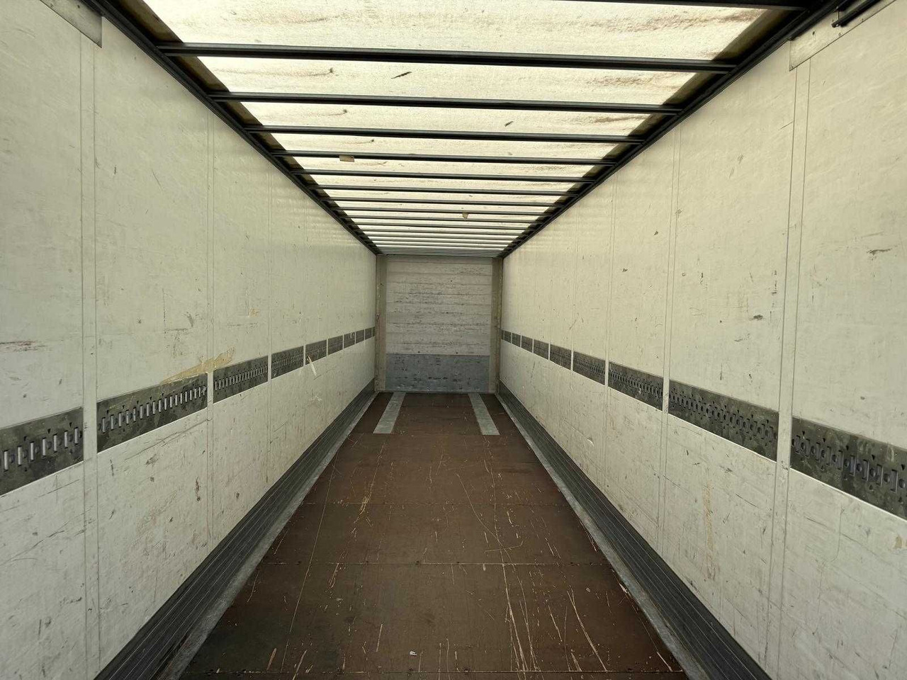 Schmitz Izoterma Kontener Box, 2017r, roleta , 481083 km , z Francji - Semi-reboque furgão: foto 2 Schmitz Izoterma Kontener Box, 2017r, roleta , 481083 km , z Francji - Semi-reboque furgão: foto 2