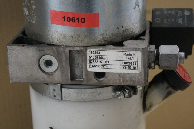 Jungheinrich 51006444 | Lifting motor with tank 24V 2,2KW 120A 2600 min-1 ISKRA Lifting motor with tank 24V 2,2KW 120A 2600 min-1 ISKRA code R932005574 for ERE225 year 2010 - Bomba hidráulica por Equipamento de movimentação: foto 2 Jungheinrich 51006444 | Lifting motor with tank 24V 2,2KW 120A 2600 min-1 ISKRA Lifting motor with tank 24V 2,2KW 120A 2600 min-1 ISKRA code R932005574 for ERE225 year 2010 - Bomba hidráulica por Equipamento de movimentação: foto 2