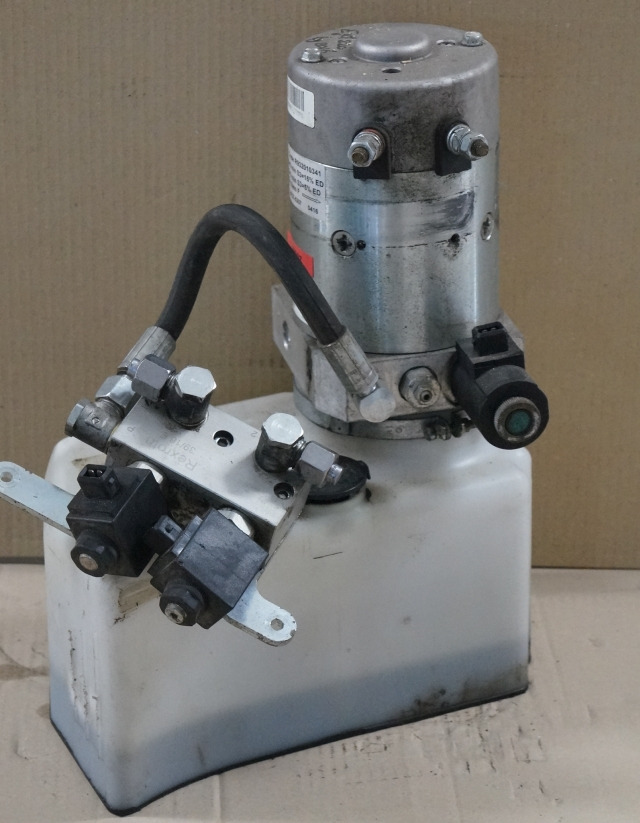 Jungheinrich 51417583 | Pumpmotor with tank and valve block 24V 2,2KW code R9320 Pumpmotor with tank and valve block 24V 2,2KW code R932010341 for EJD220 year 2016 - Bomba hidráulica por Equipamento de movimentação: foto 1 Jungheinrich 51417583 | Pumpmotor with tank and valve block 24V 2,2KW code R9320 Pumpmotor with tank and valve block 24V 2,2KW code R932010341 for EJD220 year 2016 - Bomba hidráulica por Equipamento de movimentação: foto 1