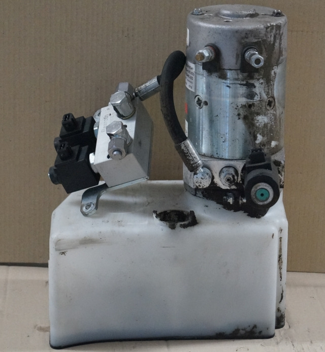 Jungheinrich 51417583 | Pumpmotor with tank and valve block 24V 2,2KW code R9320 Pumpmotor with tank and valve block 24V 2,2KW code R932010341 for EJD220 year 2016 - Bomba hidráulica por Equipamento de movimentação: foto 1 Jungheinrich 51417583 | Pumpmotor with tank and valve block 24V 2,2KW code R9320 Pumpmotor with tank and valve block 24V 2,2KW code R932010341 for EJD220 year 2016 - Bomba hidráulica por Equipamento de movimentação: foto 1