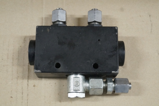 Unknown 100747314 | Valve block 1 in 2 out MSE forks 44033524 RE0100049 Valve block 1 in 2 out MSE forks 44033524 RE0100049 - Válvula hidráulica por Equipamento de movimentação: foto 2 Unknown 100747314 | Valve block 1 in 2 out MSE forks 44033524 RE0100049 Valve block 1 in 2 out MSE forks 44033524 RE0100049 - Válvula hidráulica por Equipamento de movimentação: foto 2