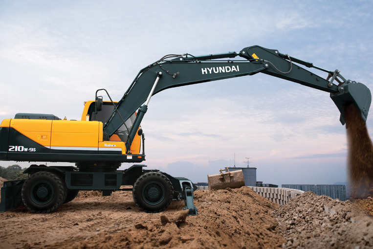HYUNDAI R210W-9S - Escavadeira de rodas: foto 1 HYUNDAI R210W-9S - Escavadeira de rodas: foto 1