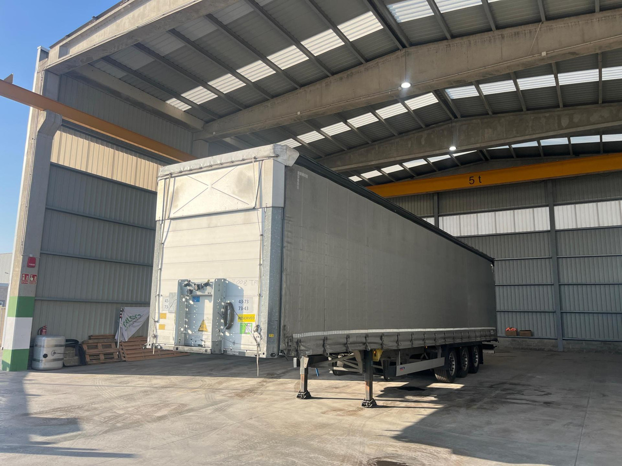 Schmitz Cargobull SCS24/L Varios - Semi-reboque de lona: foto 1 Schmitz Cargobull SCS24/L Varios - Semi-reboque de lona: foto 1