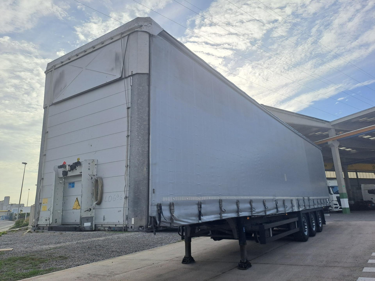 Schmitz Cargobull SCS24/L Varios - Semi-reboque de lona: foto 1 Schmitz Cargobull SCS24/L Varios - Semi-reboque de lona: foto 1