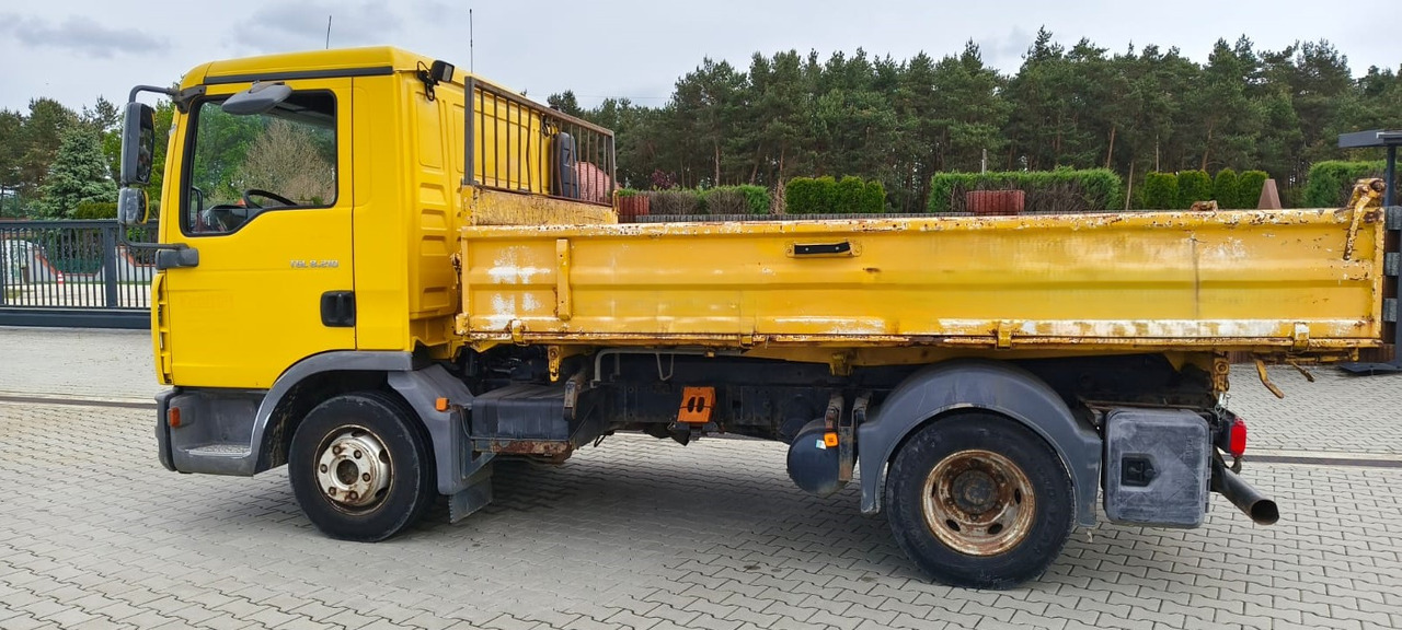 MAN TGL 8.210 * 2007 * 3-stronny KIPER * NOWE OPONY * MANUAL * RESOR * 3 MIEJSCA - Camião basculante: foto 3 MAN TGL 8.210 * 2007 * 3-stronny KIPER * NOWE OPONY * MANUAL * RESOR * 3 MIEJSCA - Camião basculante: foto 3